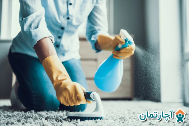 استفاده از محلول سرکه و اب برای تمیز کردن فرش در خانه 