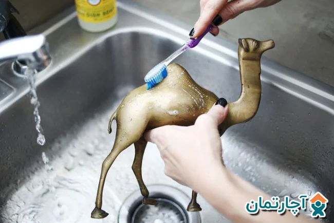 تمیز کردن ظروف برنجی با خمیر دندان